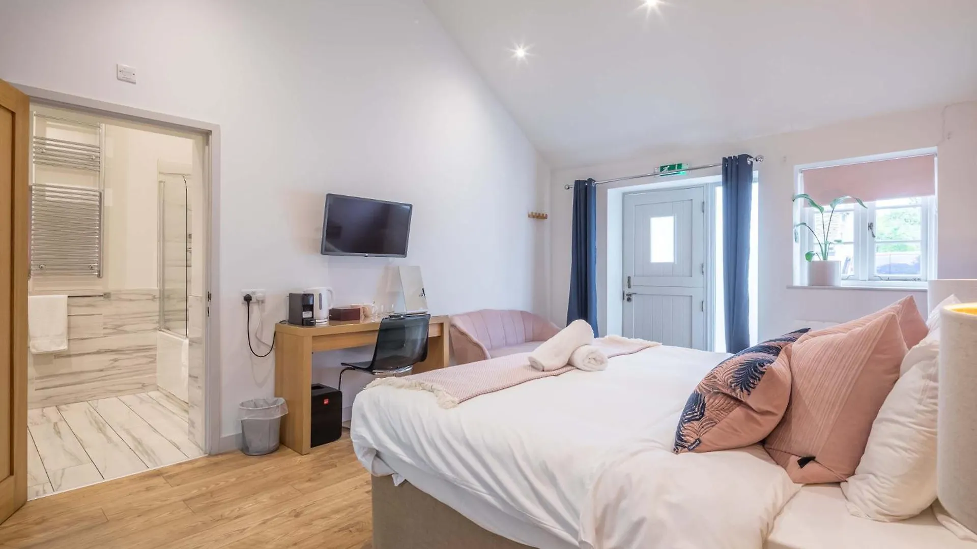 King Deluxe Ensuite With Shower-Bath And Courtyard View - Fawcett Milton  Inn Milton (Cambridgeshire)