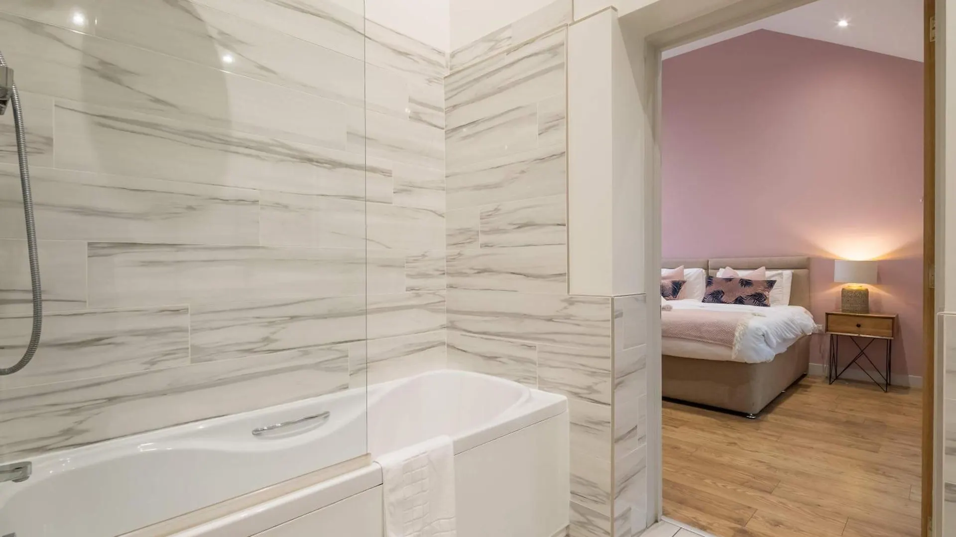 King Deluxe Ensuite With Shower-Bath And Courtyard View - Fawcett Milton  Milton (Cambridgeshire)