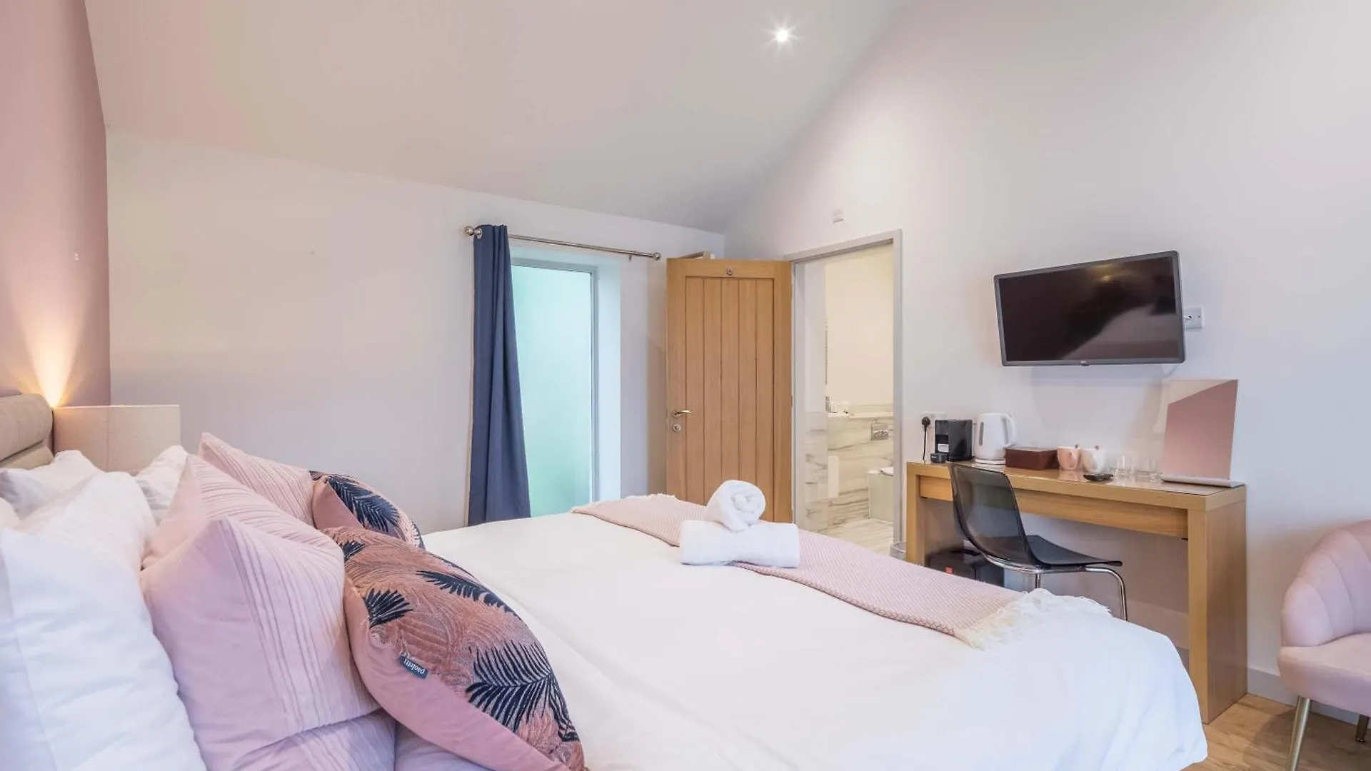 King Deluxe Ensuite With Shower-Bath And Courtyard View - Fawcett Milton  Inn