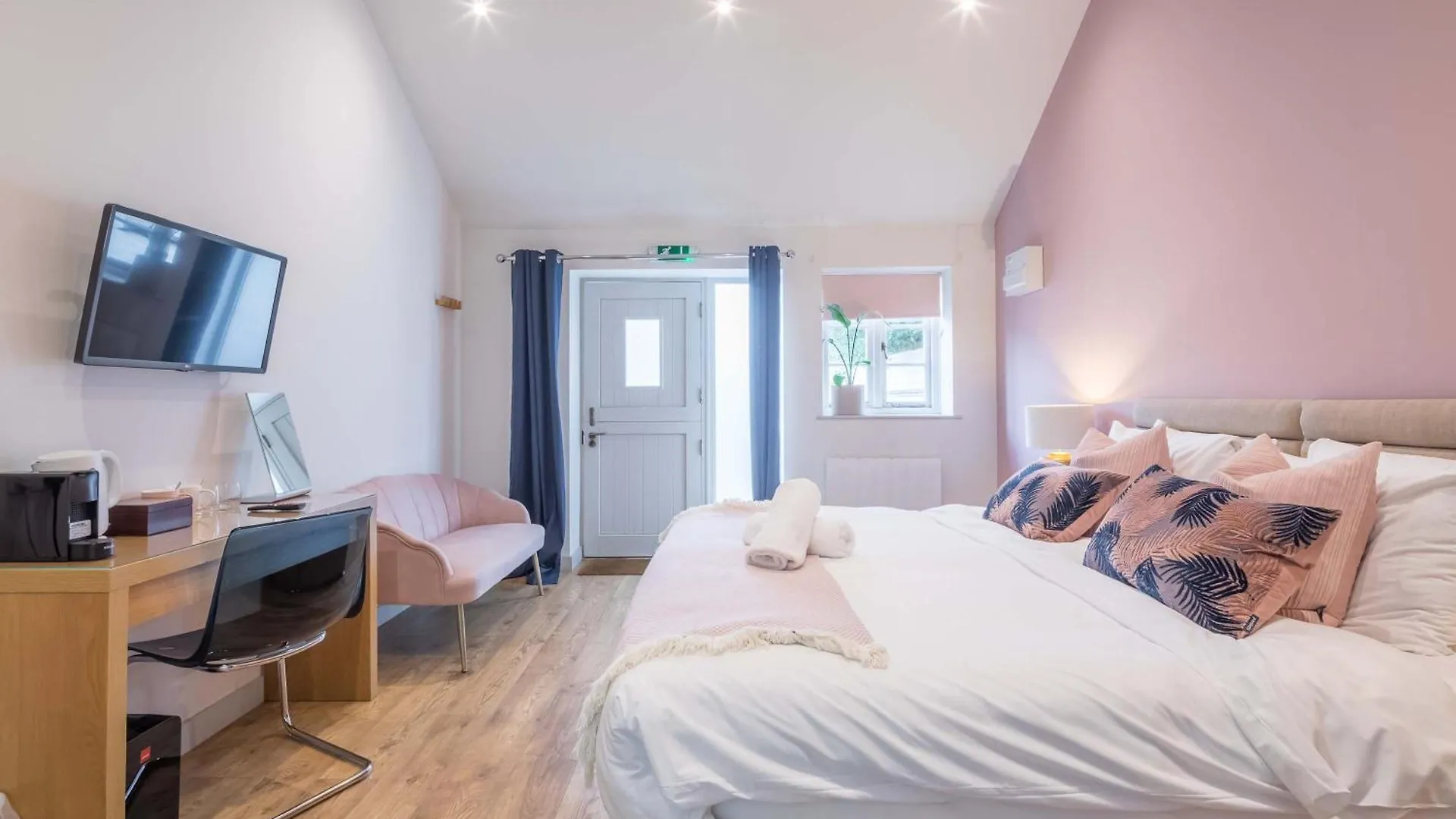 King Deluxe Ensuite With Shower-Bath And Courtyard View - Fawcett Milton